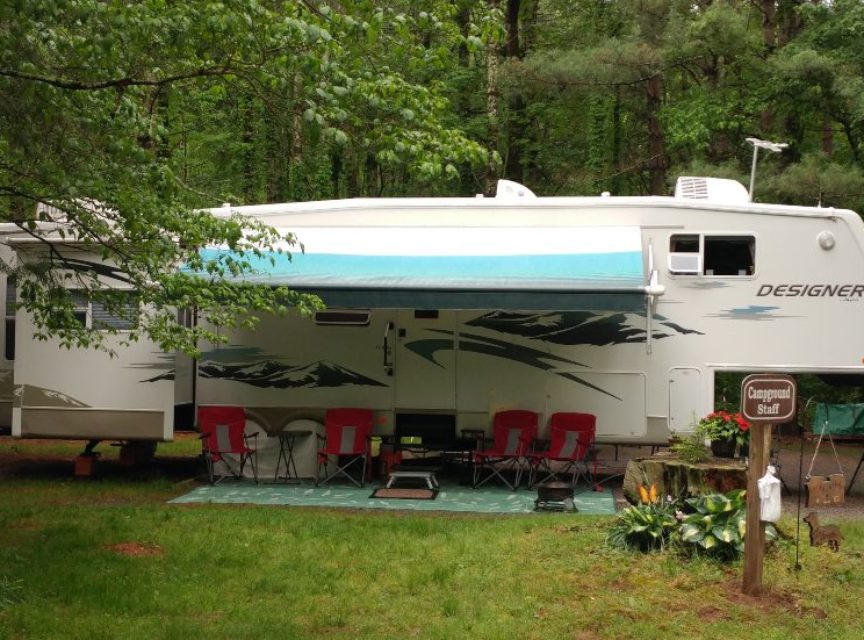 Host sites are usually 50 amp and full hook-up.